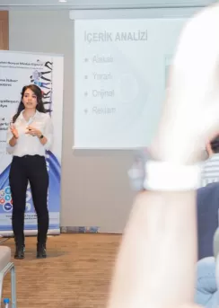 seo içerik editörlüğü eğitmeni esra gündüz